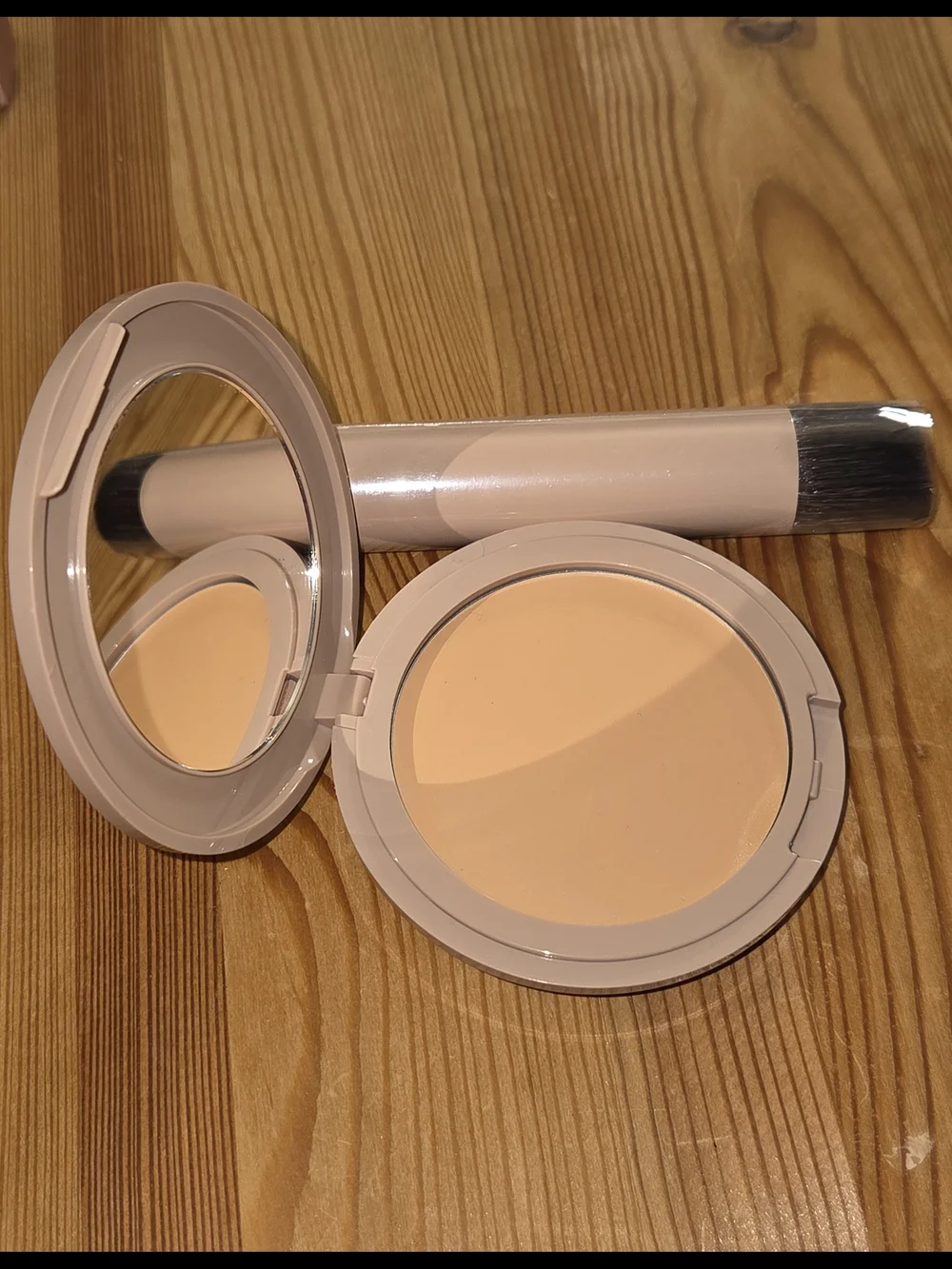 No Makeup Makeup Compact (Shade Light) and Foundation Brush